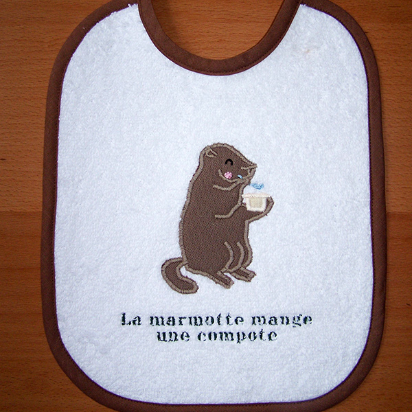 bavoir la marmotte mange une compote