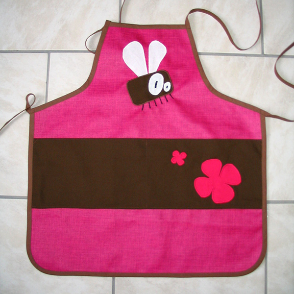 Tablier mouche et fleurs fuchsia